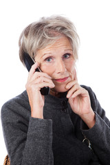 besorgte seniorin am telefon