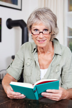 moderne seniorin liest ein buch