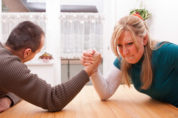 mann und frau beim kräfte messen