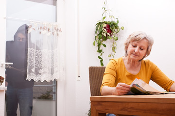 seniorin bemerkt einbrecher nicht