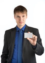 Junger Mann zeigt eine leere Karte in die Kamera