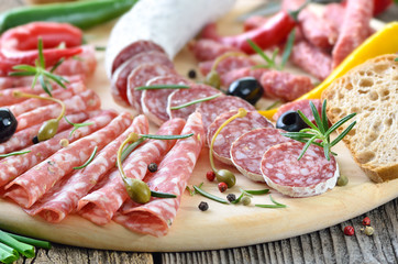 Französische und italienische Salamispezialtäten