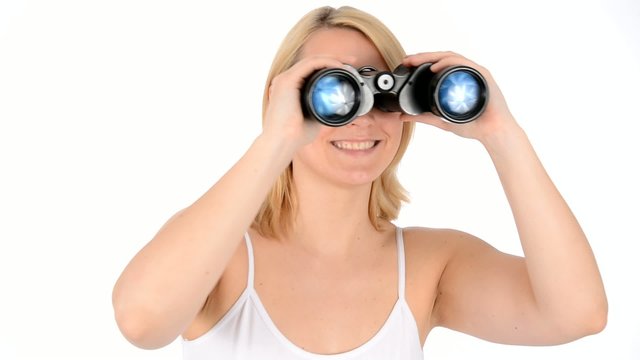 Junge Frau schaut durch Fernglas