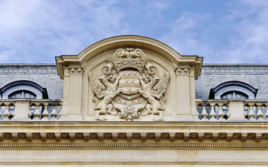 Obraz premium Blason avec griffons sculptés en pierre blanche