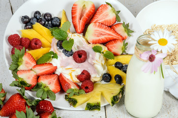 Gesunder Start in den Tag mit Milchprodukten und Früchten