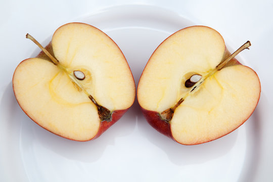 zwei Apfelh&auml;lften auf wei&szlig;em Teller