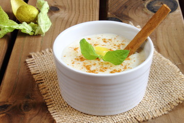 Arroz con leche casero en bol pequeño de cerámica