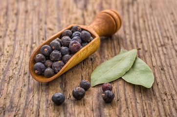 Gewürzschaufel mit Wacholderbeeren und Lorbeerblättern