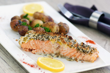 pavé de saumon pané et pommes de terre de noirmoutier 3