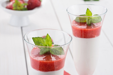 Panna cotta con mousse di fragola