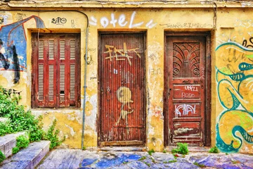 Deurstickers Gevel van een verlaten huis in de wijk Plaka, Athene © tobago77