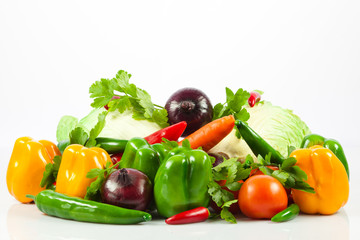 Fototapeta na wymiar Świeże warzywa samodzielnie na białym tle. Zdrowe odżywianie. S