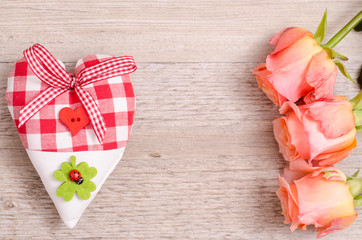 Herz und drei orange Rosen