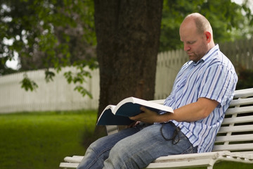 Obraz premium Studying in the park