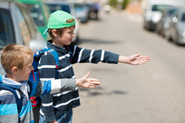 zwei schulkinder im straßenverkehr
