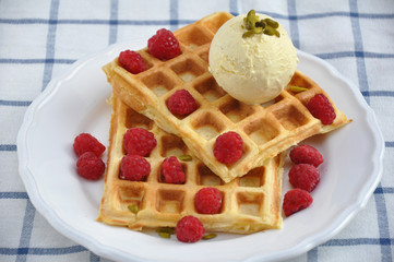 Waffeln mit Eiscreme und Beeren