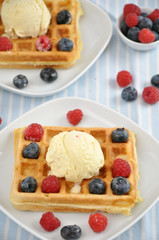 Waffeln mit Eiscreme und Beeren