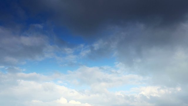 Running clouds (Time Lapse)