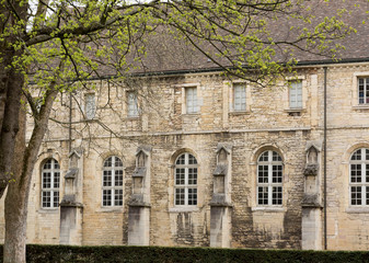 Vieille façade en pierre et jardin du musée