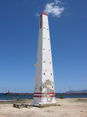Obelisk am Strand