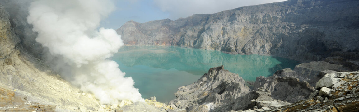 Cratere del vulcano Ijen sull'isola di Java in Indonesia