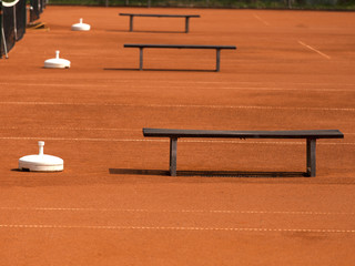 Bänke auf einem Tennisplatz