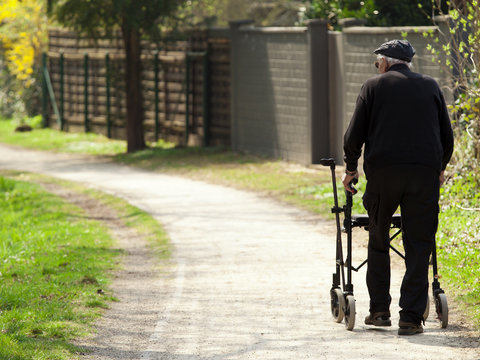 Alter Mann mit Rollator