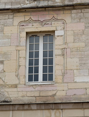 Fototapeta na wymiar Fenêtre et mur de pierre
