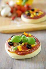 Kleine Gemüsepizzen mit Zutaten