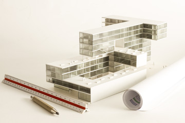 Maqueta y planos de proyecto de arquitectura.