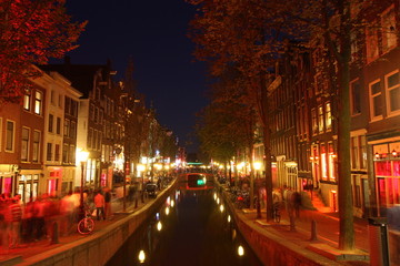 Fototapeta na wymiar Dzielnica czerwonych latarni w Amsterdamie, w Holandii w nocy
