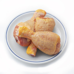 cosce di pollo su piatto_ sfondo bianco