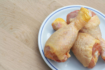 cosce di pollo su piatto_ sfondo bianco
