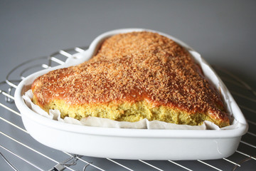 torta a cuore appena sfornata