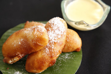 Deep fried sliced sweet banana.