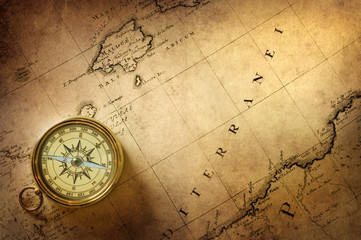 Fototapeta na wymiar stary kompas i liny na mapie rocznika 1732