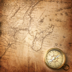 Obraz na płótnie Canvas stary kompas na mapie rocznika 1737