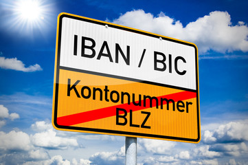Ortseingangsschild mit IBAN/BIC und BLZ