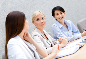 Fototapeta premium Female colleagues discuss business plan