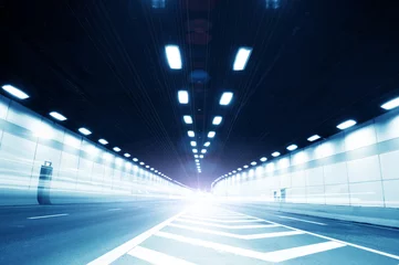 Tuinposter Tunnel Abstracte snelheidsbeweging in stedelijke snelwegwegtunnel