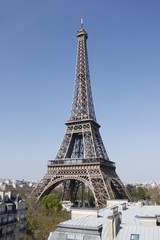Fototapeta na wymiar Tour Eiffel à Paris, vue depuis un toit