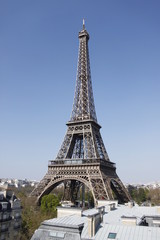 Tour Eiffel à Paris, vue depuis un toit	