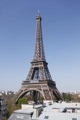 Fototapeta na wymiar Tour Eiffel à Paris, vue depuis un toit 