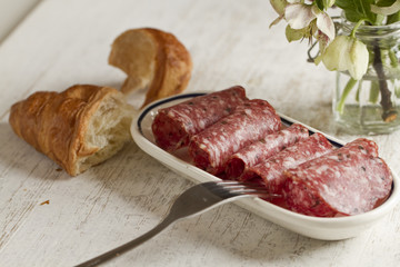 Trüffelsalami auf dem Frühstückstisch