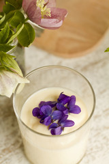 Obraz na płótnie Canvas Vanillequark-Joghurtspeise mit Duftveilchenblüten