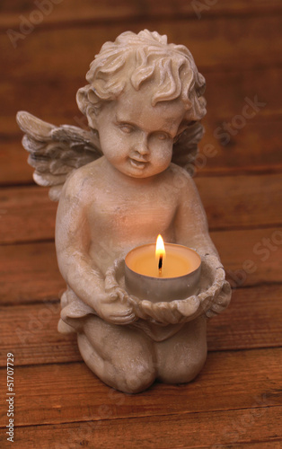 "Engel mit Kerze vor Holzhintergrund" Stockfotos und lizenzfreie Bilder