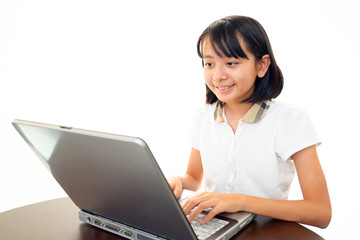 パソコンで勉強中の受験生