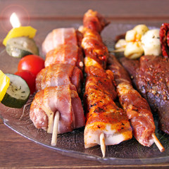 verschiedene fleischspiessen und gemüse zum grillen