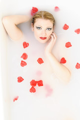 Obraz na płótnie Canvas Bath with rose petals