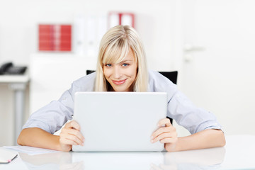 motivierte frau im büro